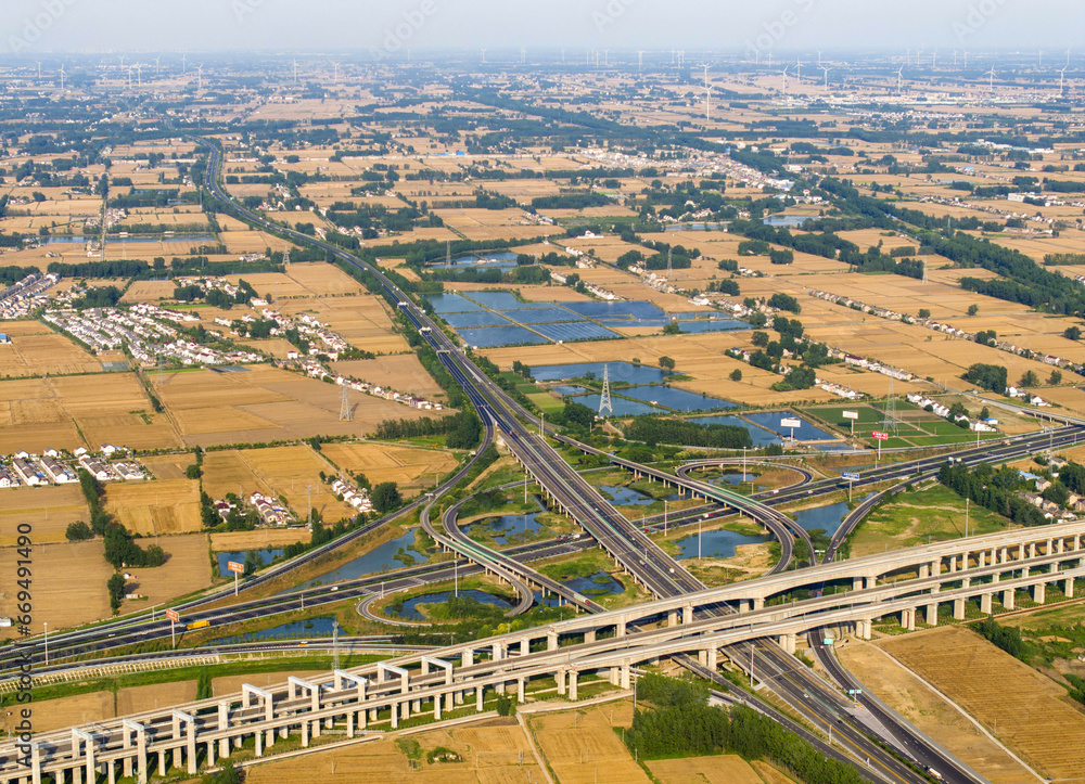 Galloping of high-speed trains and villages and crop set each other off becomes an interest Galloping of high-speed trains and villages and crop set each other off becomes an interest