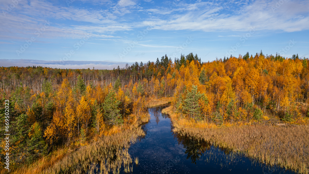 Herbst an einem See in Vösterbotten im Norden von Schweden