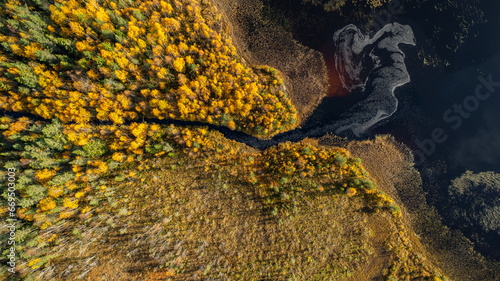 Herbst an einem See in Västerbotten im Norden von Schweden