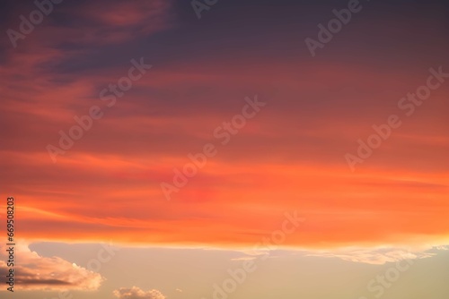 Fototapeta Naklejka Na Ścianę i Meble -  夕焼けの空に赤い雲が広がる景色