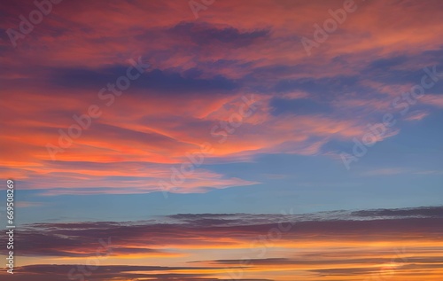 柔らかな雲と鮮やかなオレンジとピンクの夕焼け空