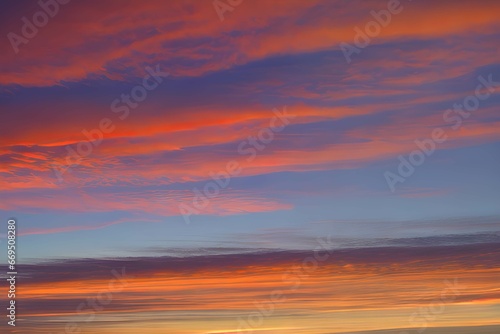 柔らかな雲と鮮やかなオレンジとピンクの夕焼け空