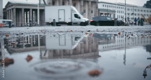 Spiegelung des Brandenburger Tors in einer Pfütze.