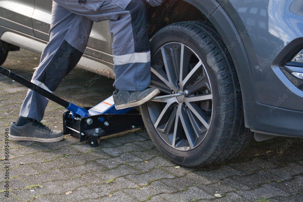 Stuck wheel nuts are loosened with the help of the foot Stuck wheel nuts are loosened with the help of the foot