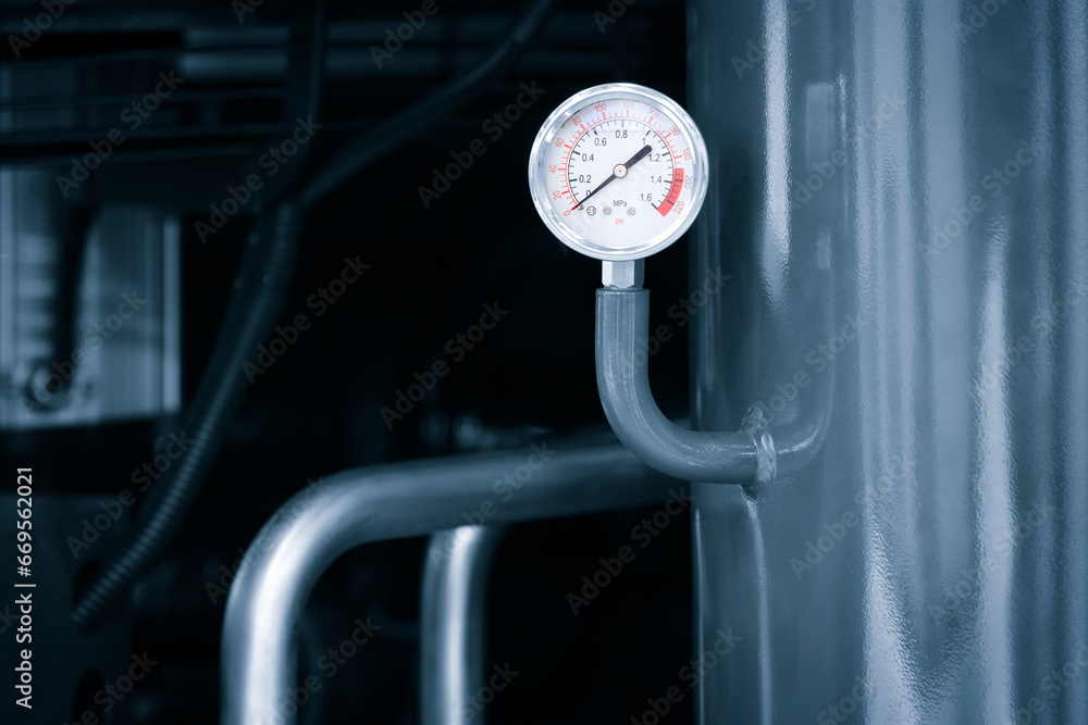 Obraz premium air conditioner technician using manifold gauge checking refrigerant for filling home air conditioning and air duct cleaning and maintenance outdoor compressor unit. Manometer for measuring pressure