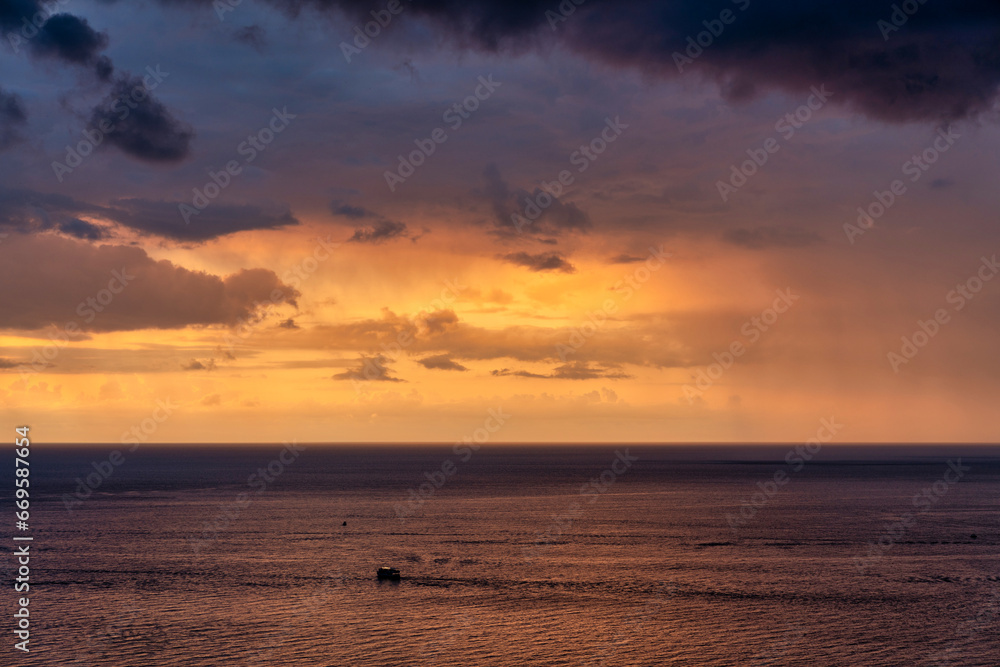 Naklejka premium Sunset over the ocean