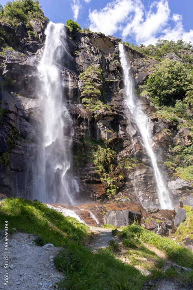 Obraz premium The beautiful Acquafraggia waterfall in Lombardy, Italy.