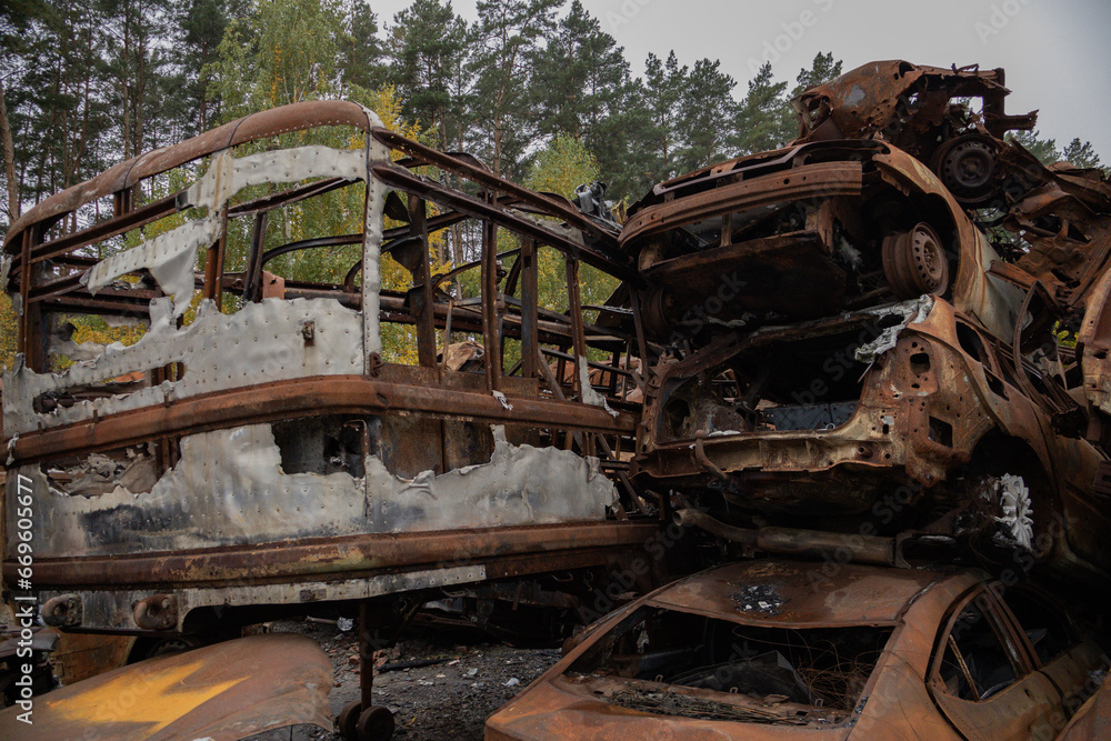 Fototapeta premium burned cars lie on top of each other