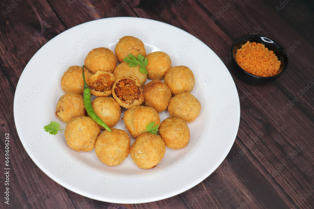 Dry Kachori is a deep fried crispy and crunchy balls of maida flour, stuffed with spicy mix of gram flour, sev, Lentils, Tamarind chutney and other Indian spices. A popular tea time snack. Copy Space Dry Kachori is a deep fried crispy and crunchy balls of maida flour, stuffed with spicy mix of gram flour, sev, Lentils, Tamarind chutney and other Indian spices. A popular tea time snack. Copy Space