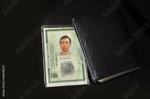 identidade com carteira de homem  photo