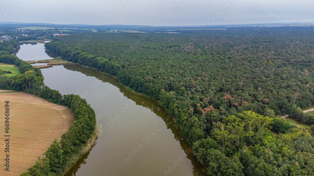 Jezioro Chomęcickie, widok z drona.  - obrazy, fototapety, plakaty 