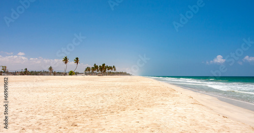 Pusta dzika plaża Salala w Omanie photo