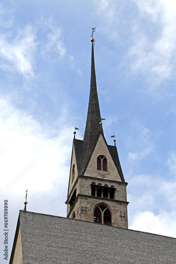 La sommità del campanile della chiesa di San Giovanni Battista a Vigo di Fassa