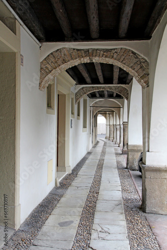 passaggio porticato nel borgo Serravalle di Vittorio Veneto (Treviso) photo