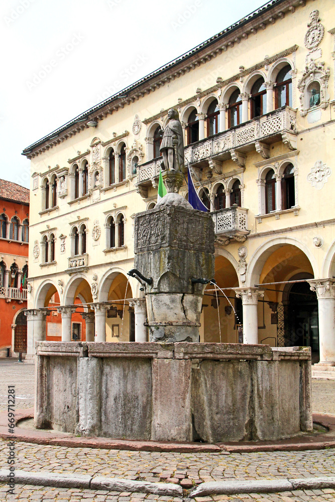 Belluno; la fontana di piazza Duomo e il Palazzo dei Rettori