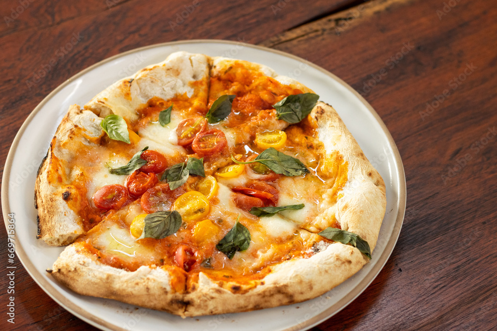 Pizza italiana con queso mozzarella y jitomates cherry Pizza italiana con queso mozzarella y jitomates cherry