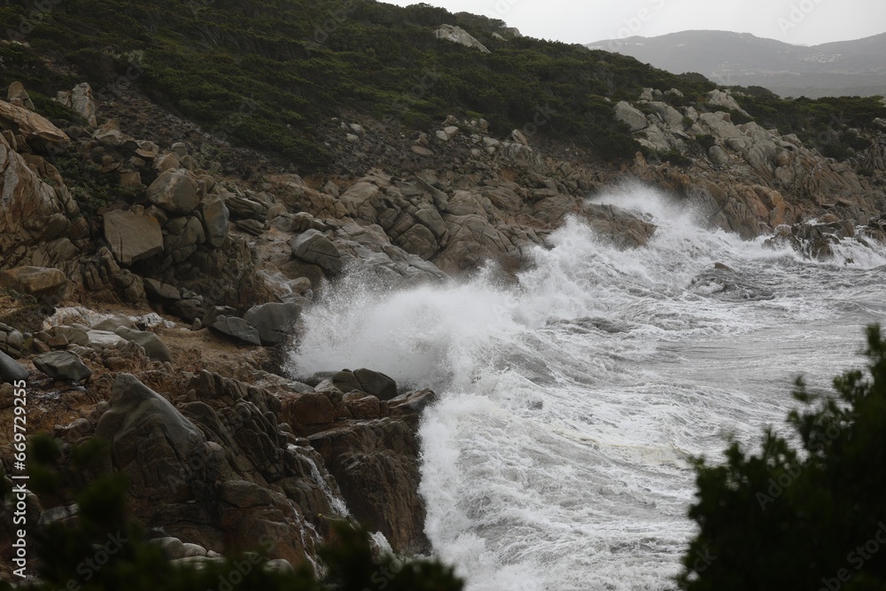 mare sugli scogli