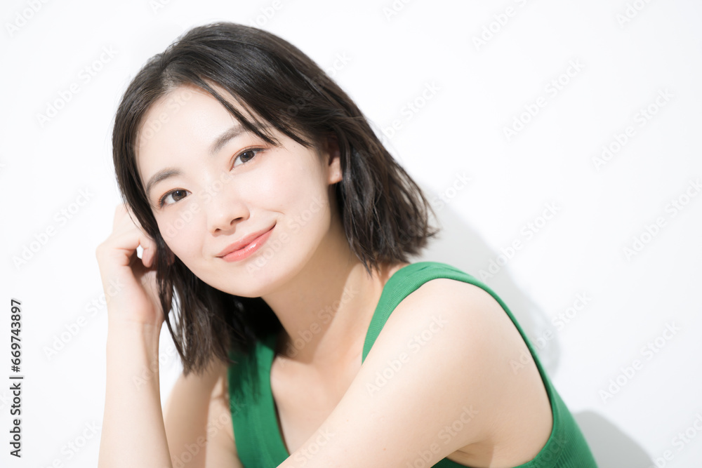 爽やかな美容イメージ の若い女性のカメラ目線 春夏のイメージ 顔のクローズアップ 爽やかな美容イメージ の若い女性のカメラ目線 春夏のイメージ 顔のクローズアップ