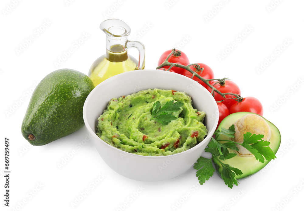 Obraz premium Delicious guacamole and ingredients isolated on white
