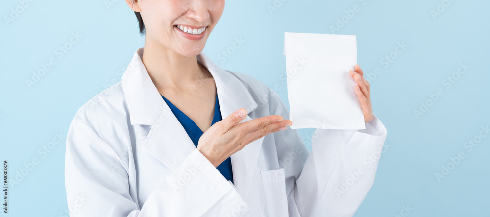 薬を持つ女性の薬剤師・ブルーバック