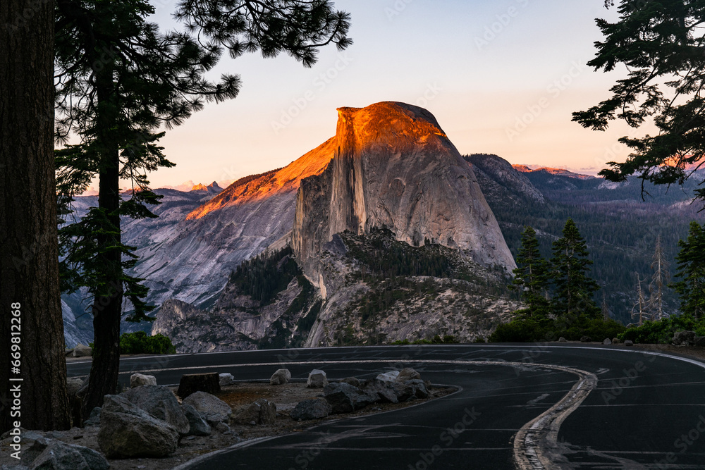 Fototapeta premium Half Dome in Yosemite Valley Behind Curved Road