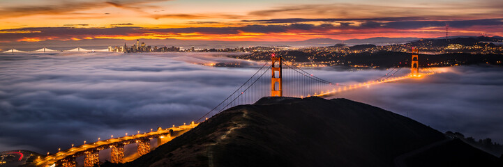 Canvas schilderij Golden Gate Bridge Golden Gate Bridge in mistige ochtend  © DTM Media