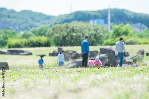 公園で遊ぶ家族