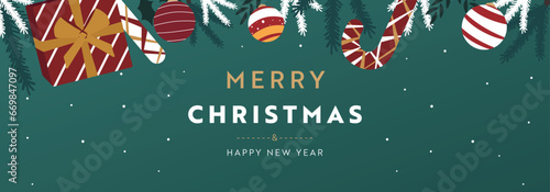 プレゼントやオーナメント、キャンディーで飾られたクリスマス背景バナーテンプレート（緑）　Christmas background banner template decorated with presents, ornaments and candies (green)