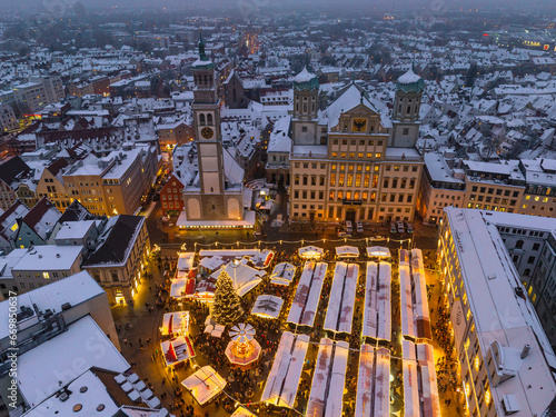 Romantischer Blick auf den Weihnachtsmarkt in Augsburg an einem verschneiten Abend im Dezember 