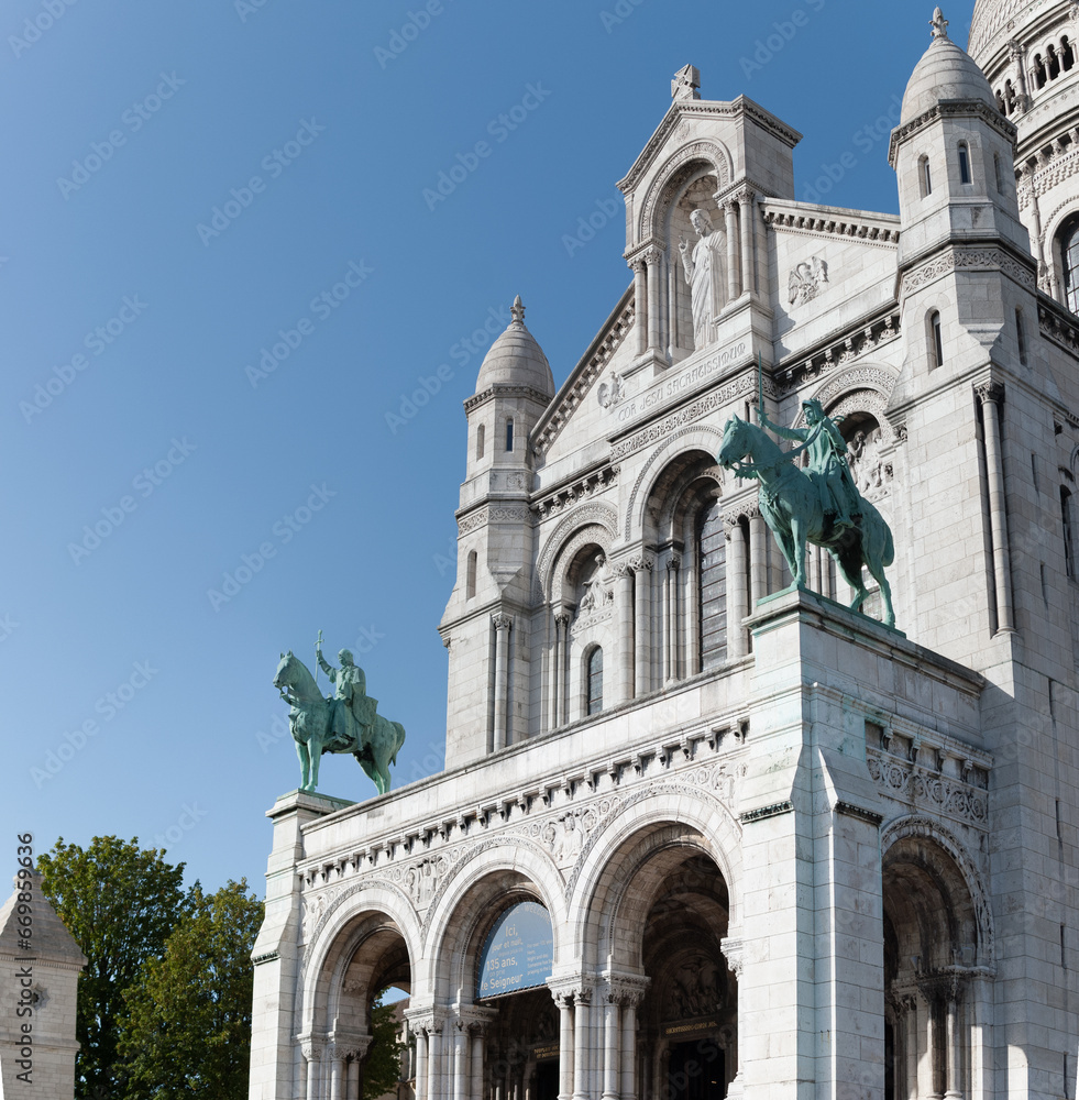 parte superior de la fachada con sus esculturas ecuestres de la Basílica del sagrado corazón, Sacré Cœur, en parís, francia. europa parte superior de la fachada con sus esculturas ecuestres de la Basílica del sagrado corazón, Sacré Cœur, en parís, francia. europa