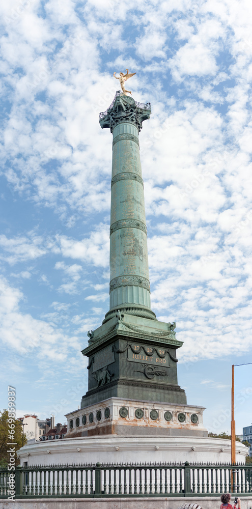Columna de Julio, coronada por la escultura de bronce Genio de la Libertad realizada por Auguste Dumont en la Plaza de la Bastilla, París, Francia