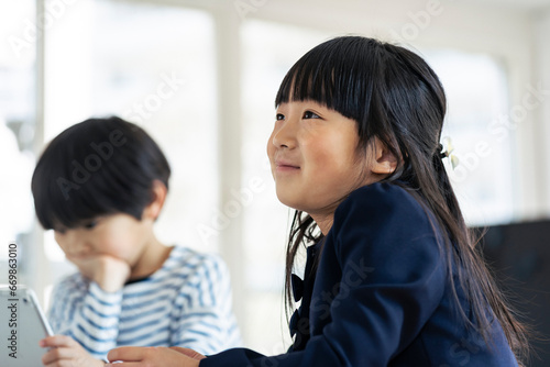 授業中の笑顔の女の子