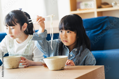 うどんを食べる日本人の女の子 photo