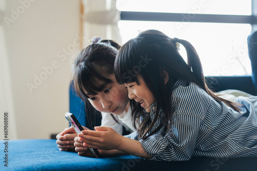スマートフォンを見る日本人の女の子 photo