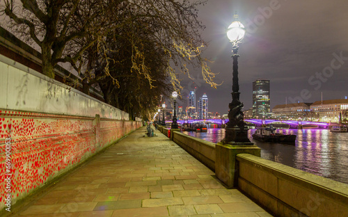 Wallpaper Mural Beleuchteter Uferweg in London Torontodigital.ca