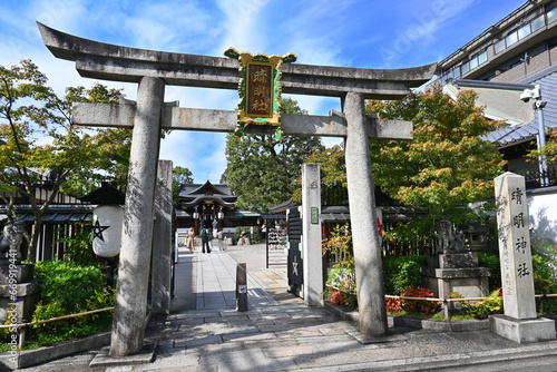 Tableau sur toile 秋に詣でる安倍晴明を祀る京都市の晴明神社