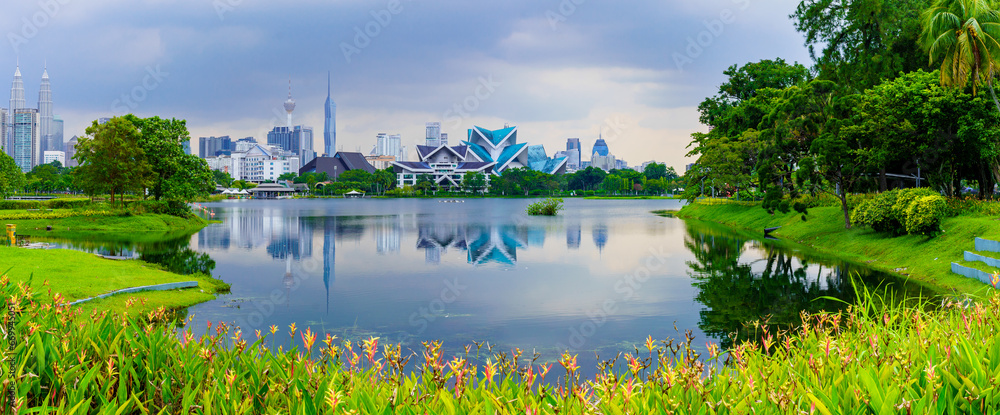 Obraz premium Taman Tasik Titiwangsa park in Kuala Lumpur, Malaysia