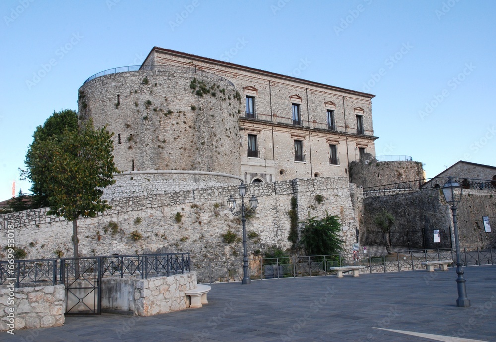 VEDUTA DEL CASTELLO MACCHIAROLI A TEGGIANO,SUD ITALIA,13 AGOSTO 2023. VEDUTA DEL CASTELLO MACCHIAROLI A TEGGIANO,SUD ITALIA,13 AGOSTO 2023.