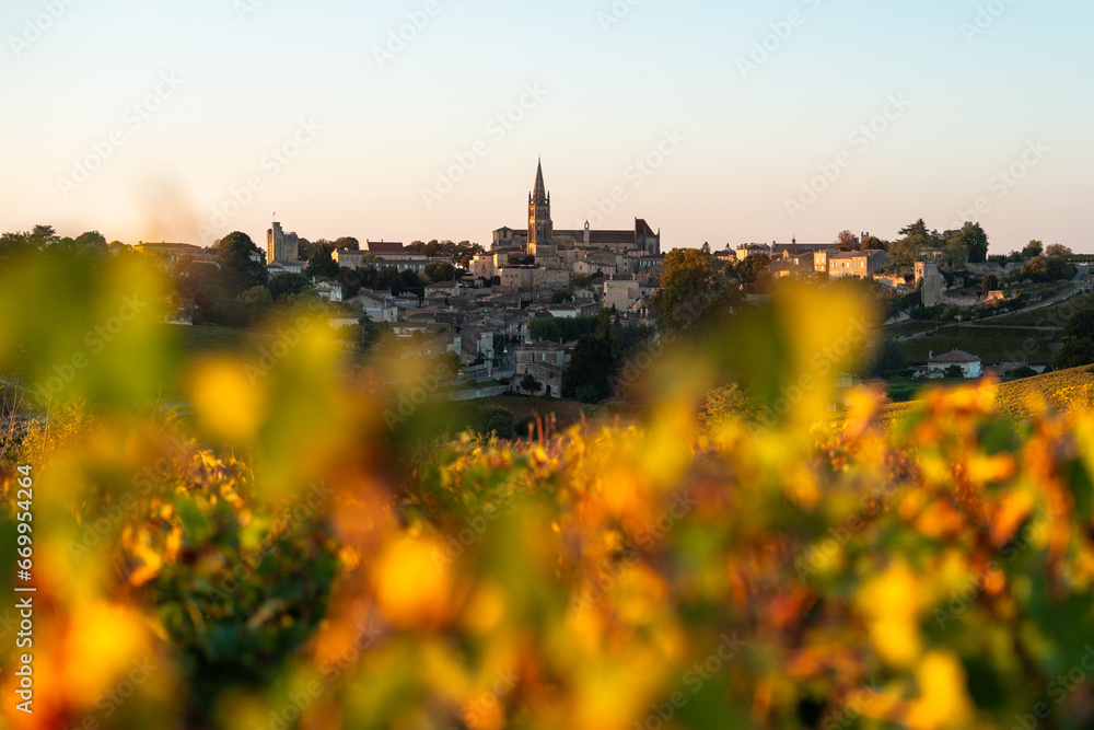 Le village de Saint Emilion avec les couleurs d'automne
