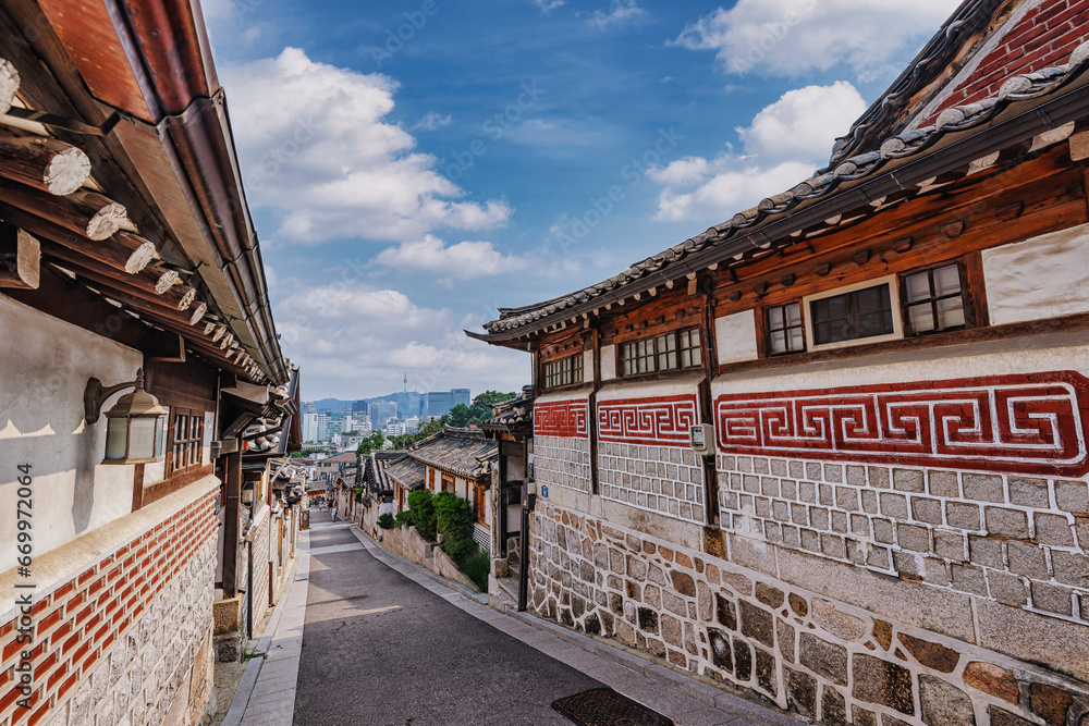 Fototapeta premium 대한민국 서울의 북촌한옥마을과 남산타워