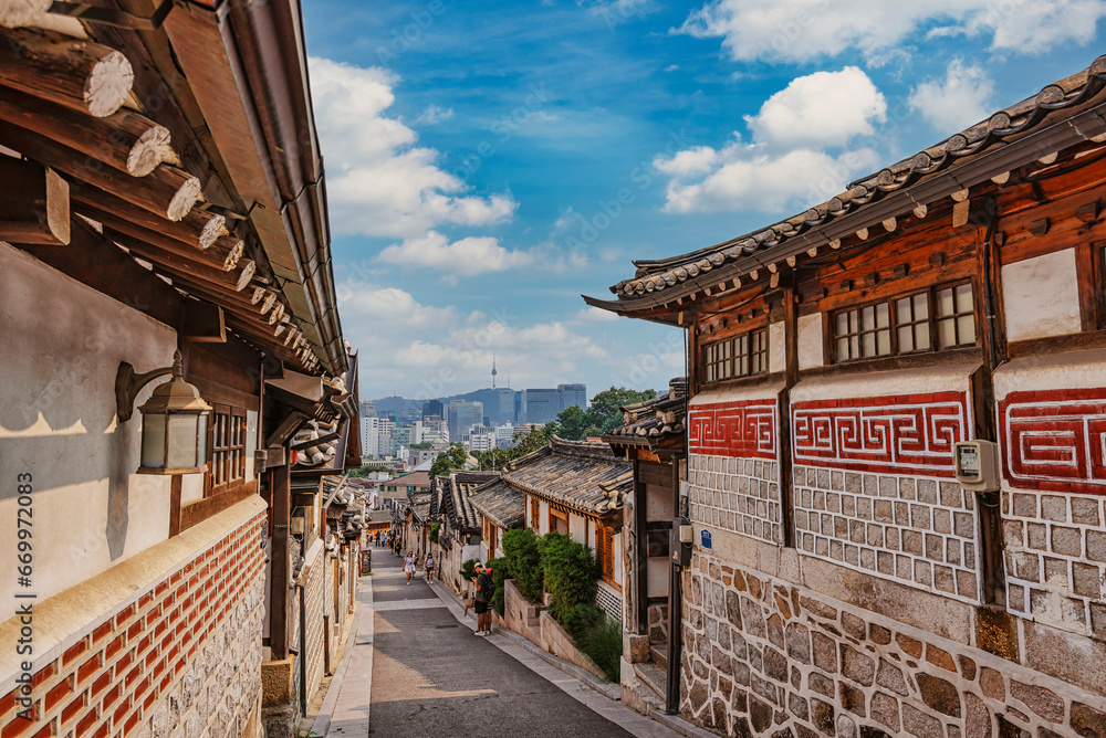 대한민국 서울의 북촌한옥마을과 남산타워