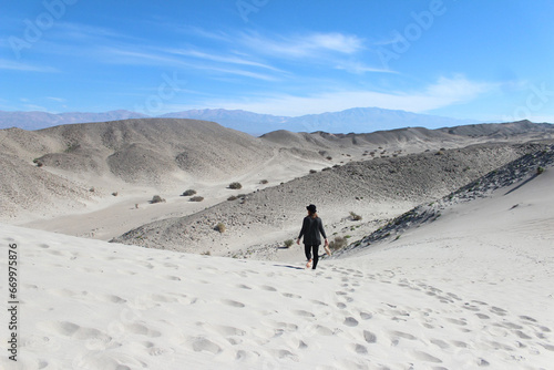 mulher caminhando nas dunas de fiambalá, no norte da argentina  photo