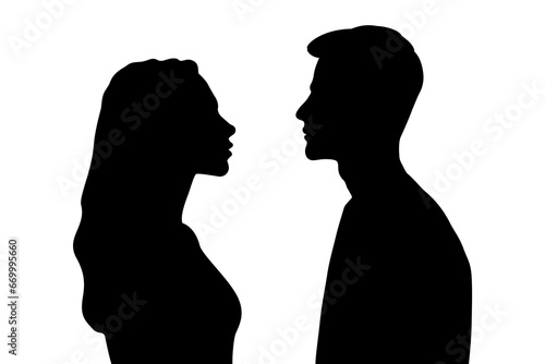 Sylwetki dwóch osób. Kobieta i mężczyzna stojący naprzeciw siebie. Związek, relacja, rozmowa.