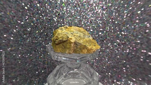 Quartz-containing rock is contained in many stones and semi-precious stones