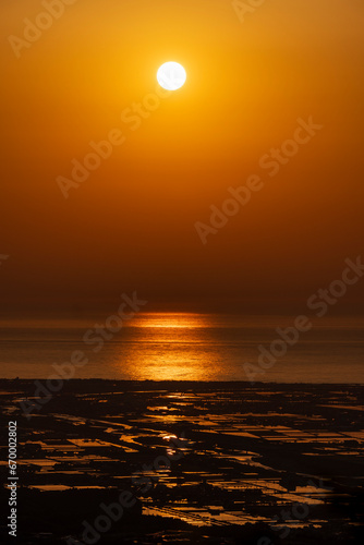 日本海に沈む夕陽と手取川扇状地 © Nature K Photostudio