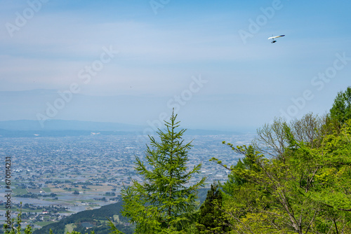 高清水林道展望広場から眺める砺波平野の散居村とハンググライダー 