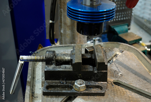Carta da parati clamp vice and drill of the drilling machine prepared for work, locksmith workpl