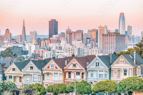 Foto Painted Ladies Victorian houses in Alamo Square and a view of the San Francisco skyline and skyscrapers
