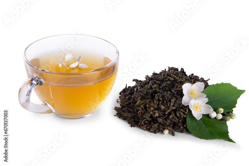 Dried tea leaves, vivid white jasmine flowers with green leaf and glass tea cup isolated on transparent background png photo