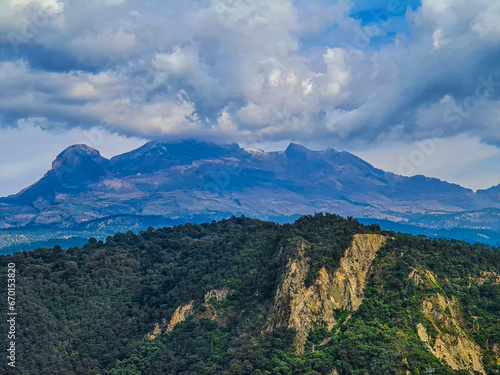 volcán Iztaccihuatl entre nubes © ALEJANDRO